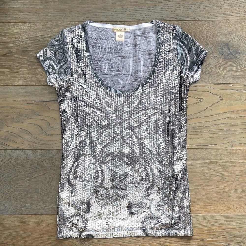 Arden B Sequin Scoop Neck Paisley Floral Pattern T Shirt Silver,Gray, & White-XS
